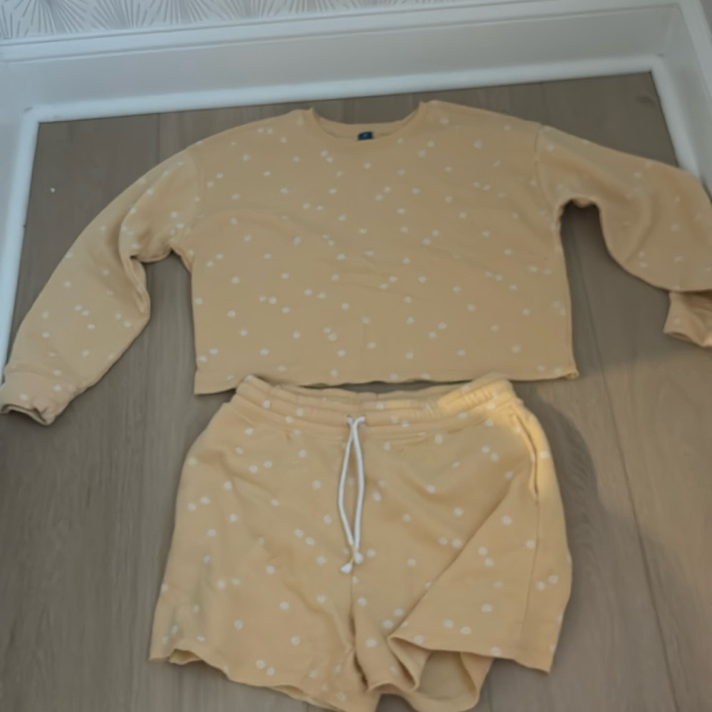 This is a matching yellow daisy set.